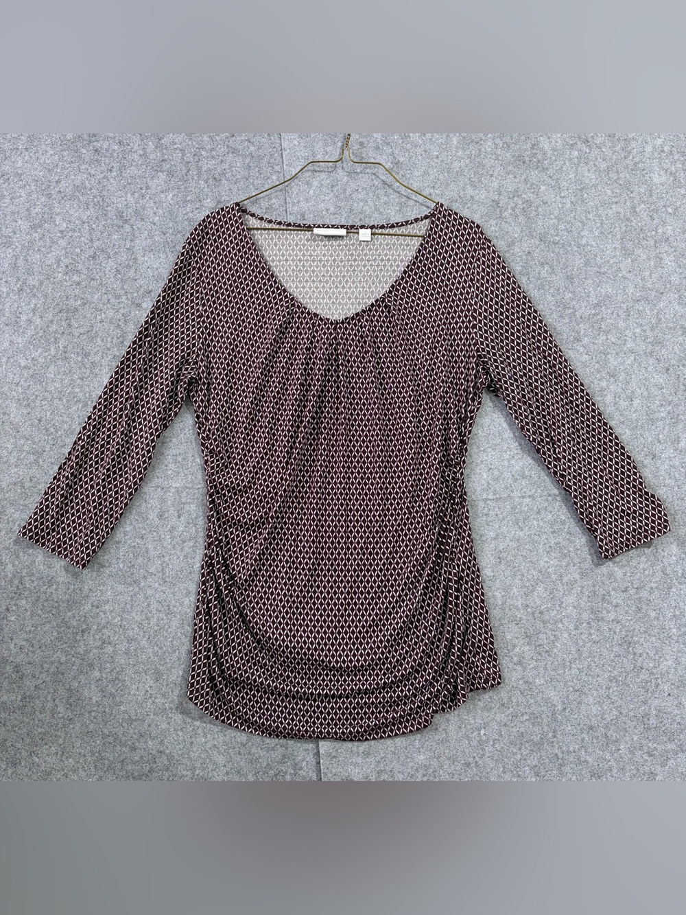 NY&Co V-Neck Geometric Print Women’s Top in Burgundy